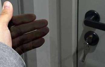 Harmaa auringonsuojalasi